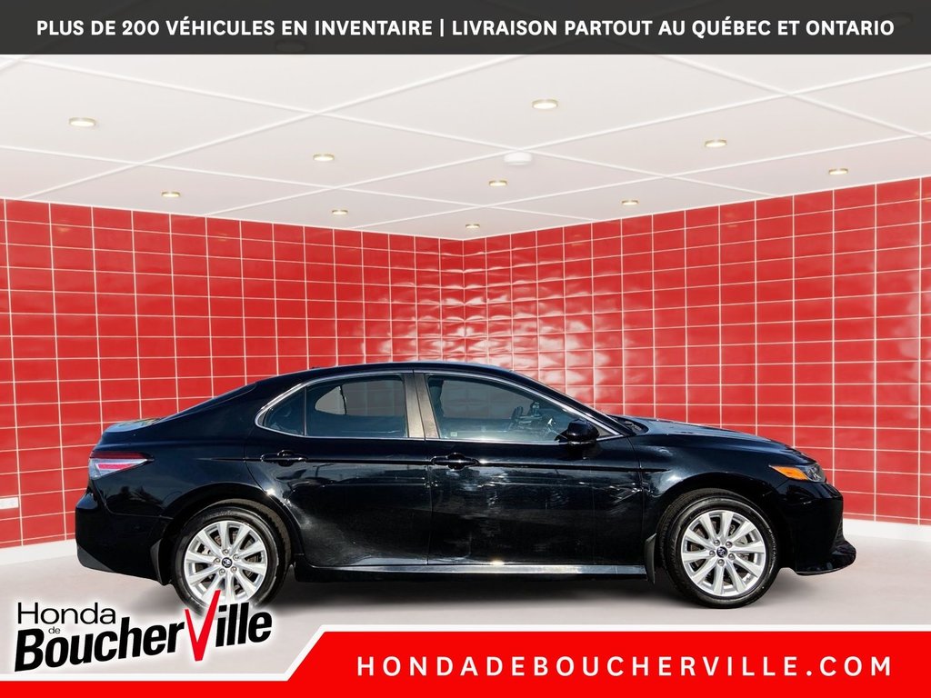 2018 Toyota Camry LE in Terrebonne, Quebec - 17 - w1024h768px