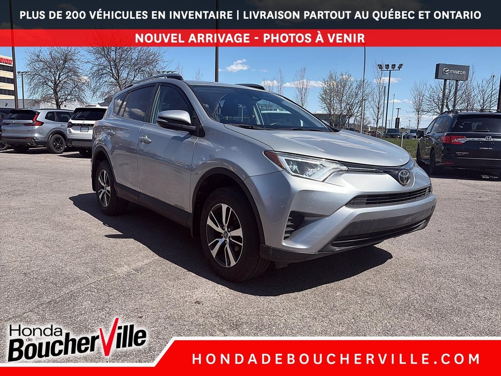 2018 Toyota RAV4 LE in Terrebonne, Quebec - 11 - w1024h768px