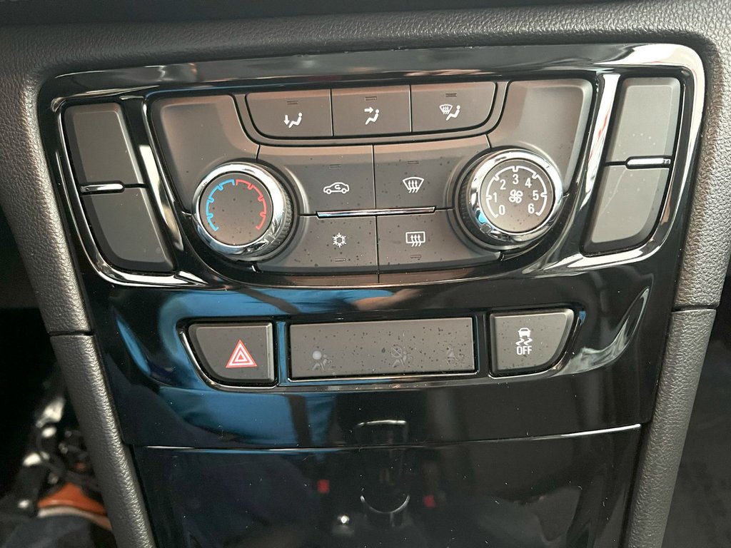 2017 Buick ENCORE SPORT TOURING in Montmagny, Quebec - 14 - w1024h768px
