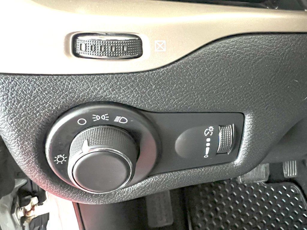 Jeep CHEROKEE  2015 à Montmagny, Québec - 9 - w1024h768px