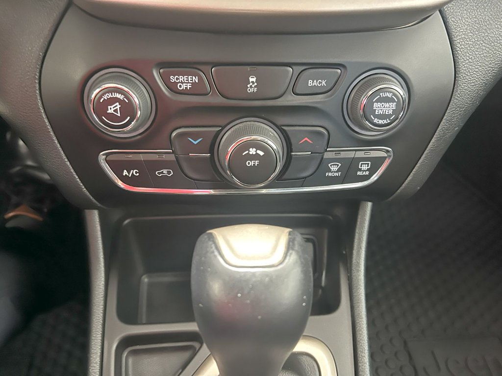 Jeep CHEROKEE  2015 à Montmagny, Québec - 13 - w1024h768px