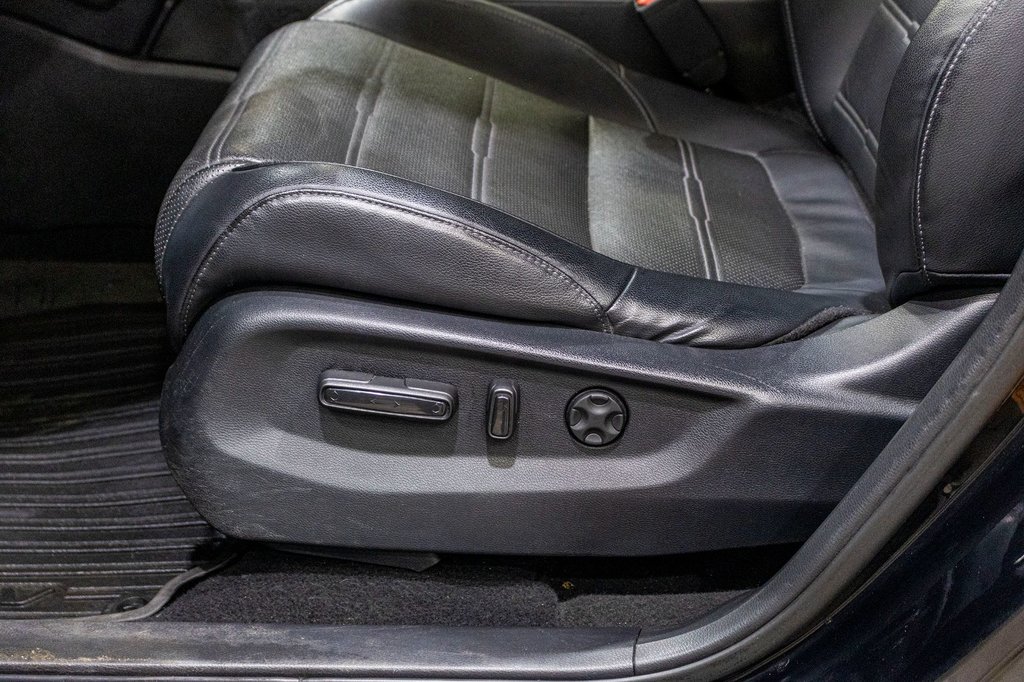 2017 Honda CR-V Touring in Charlemagne, Quebec - 23 - w1024h768px