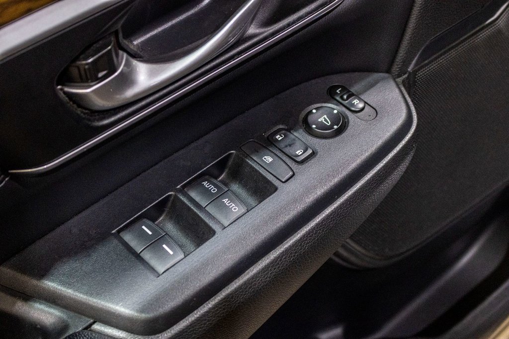 2017 Honda CR-V Touring in Charlemagne, Quebec - 26 - w1024h768px