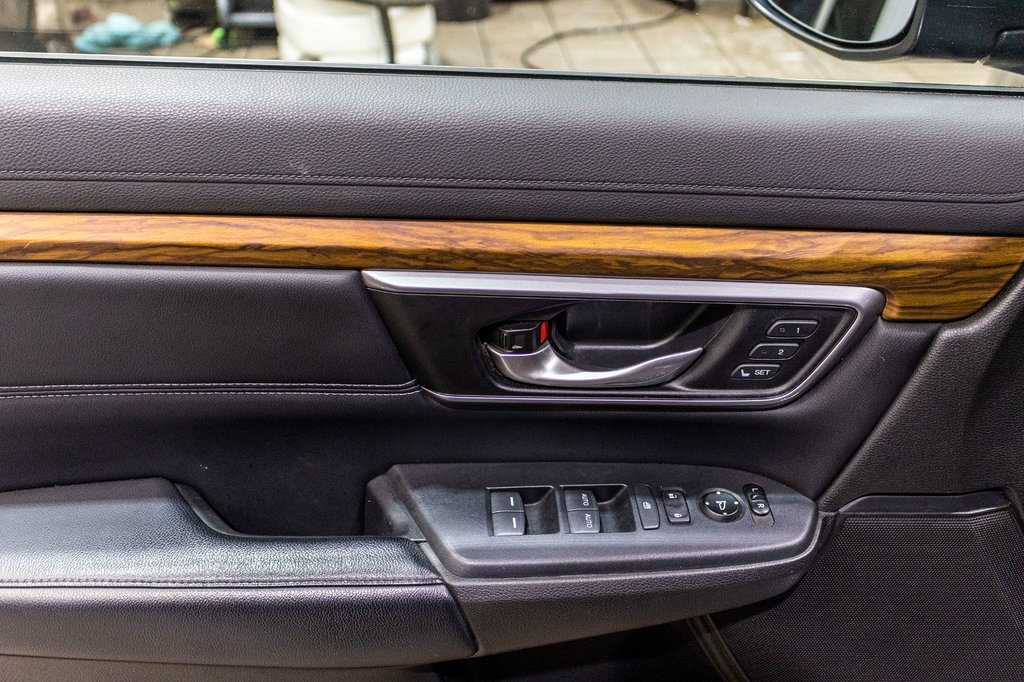 2017 Honda CR-V Touring in Charlemagne, Quebec - 25 - w1024h768px