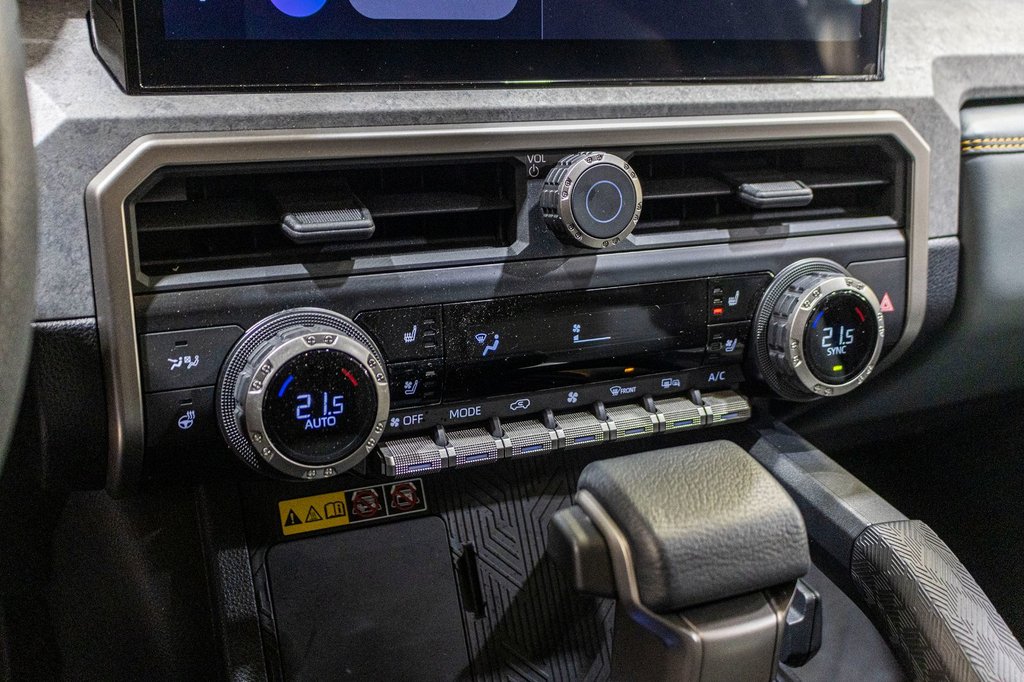 2025 Toyota 4RUNNER HYBRIDE TRAILHUNTER **RARE**JAMAIS ACCIDENTÉ+CUIR+33PO** in Charlemagne, Quebec - 13 - w1024h768px