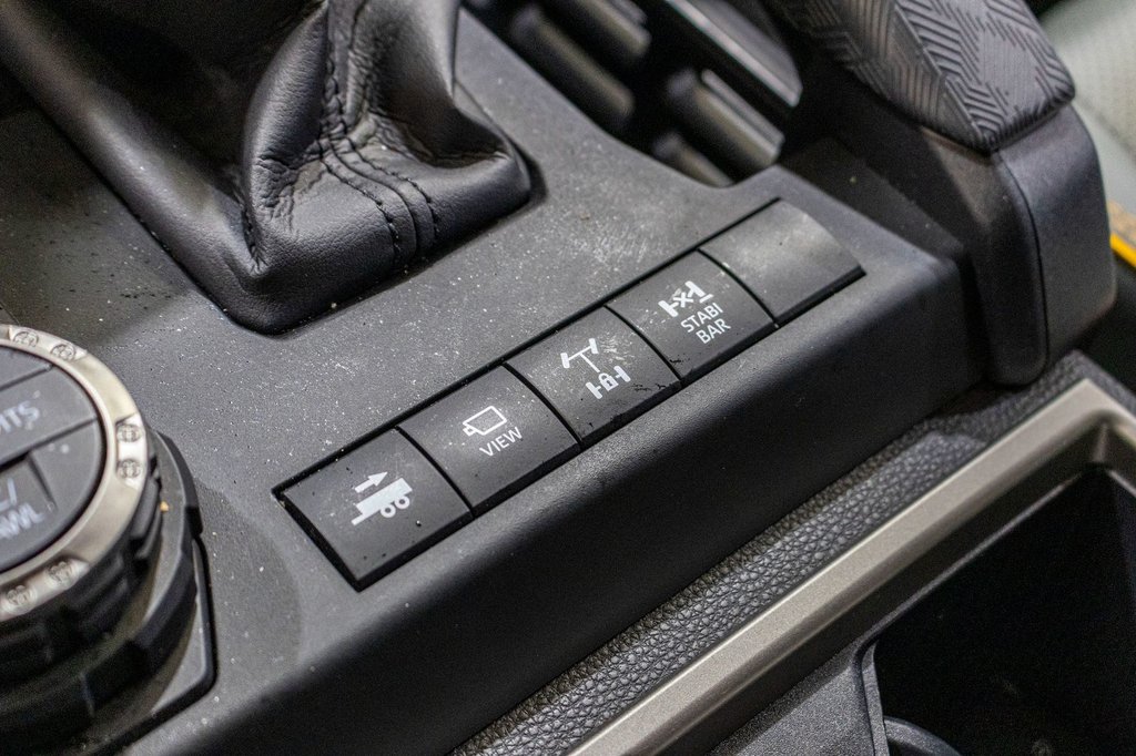 2025 Toyota 4RUNNER HYBRIDE TRAILHUNTER **RARE**JAMAIS ACCIDENTÉ+CUIR+33PO** in Charlemagne, Quebec - 16 - w1024h768px