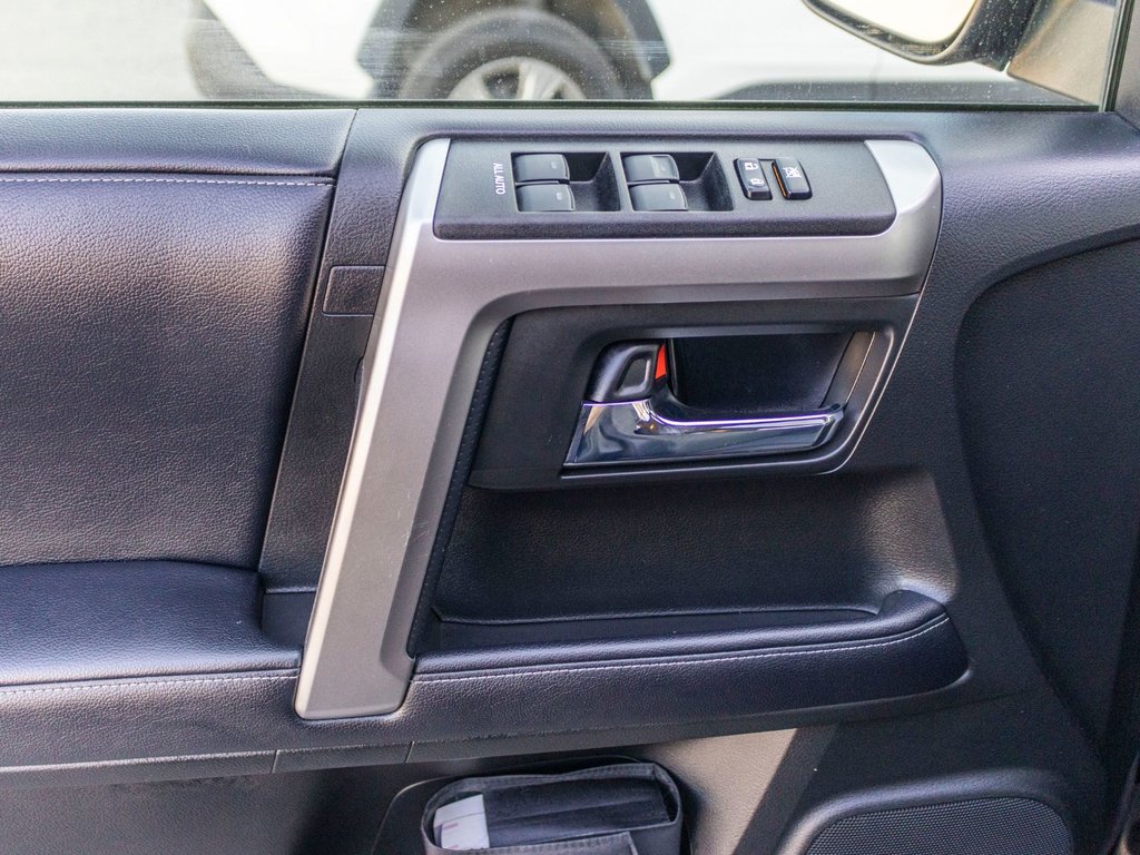 2019 Toyota 4Runner SR5 7 PASSAGERS **CUIR+TOIT+MAG** in Saint-Jérôme, Quebec - 27 - w1024h768px