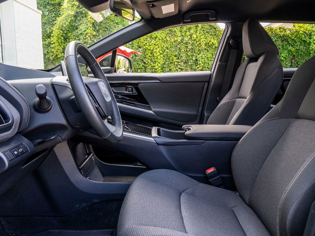 2025 Toyota bZ4X LE **JAMAIS ACCIDENTÉ+CAMÉRA+CARPLAY** in Saint-Jérôme, Quebec - 17 - w1024h768px