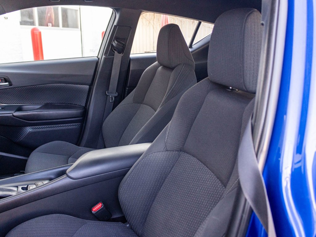 2019 Toyota C-HR LE **JAMAIS ACCIDENTÉ+CAMÉRA+CARPLAY** in Charlemagne, Quebec - 26 - w1024h768px