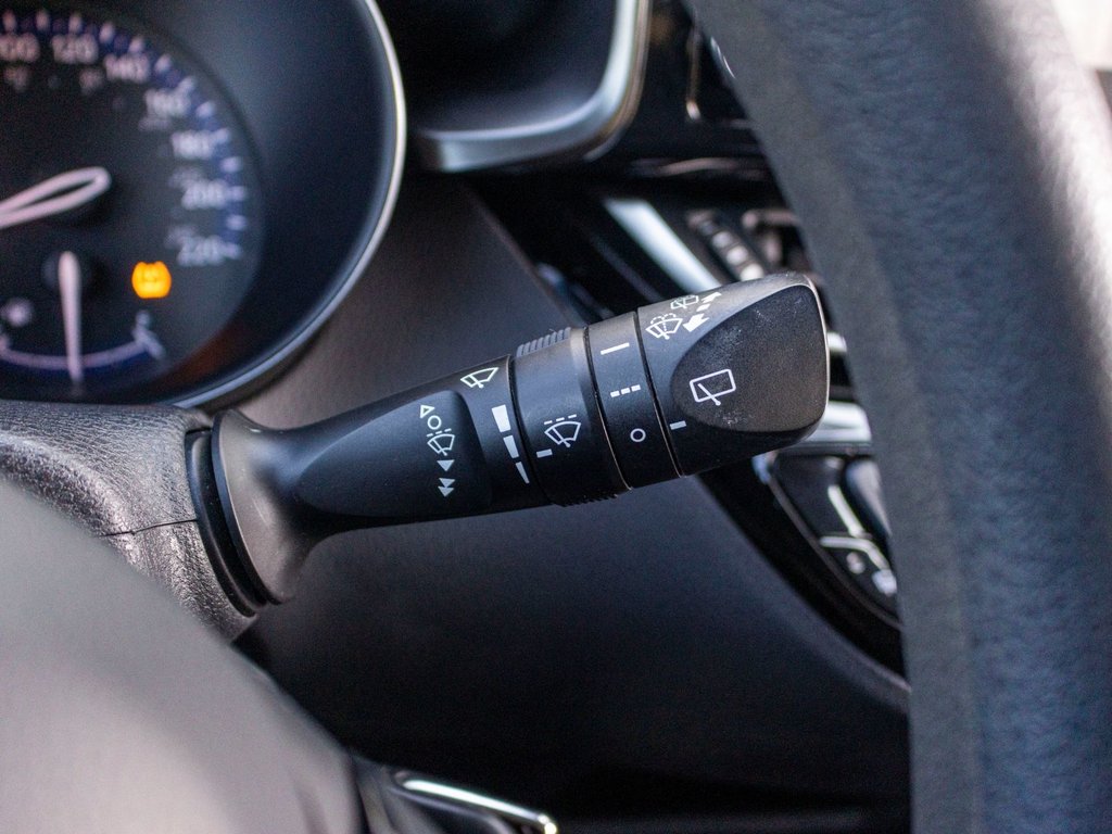 2019 Toyota C-HR LE **JAMAIS ACCIDENTÉ+CAMÉRA+CARPLAY** in Charlemagne, Quebec - 20 - w1024h768px