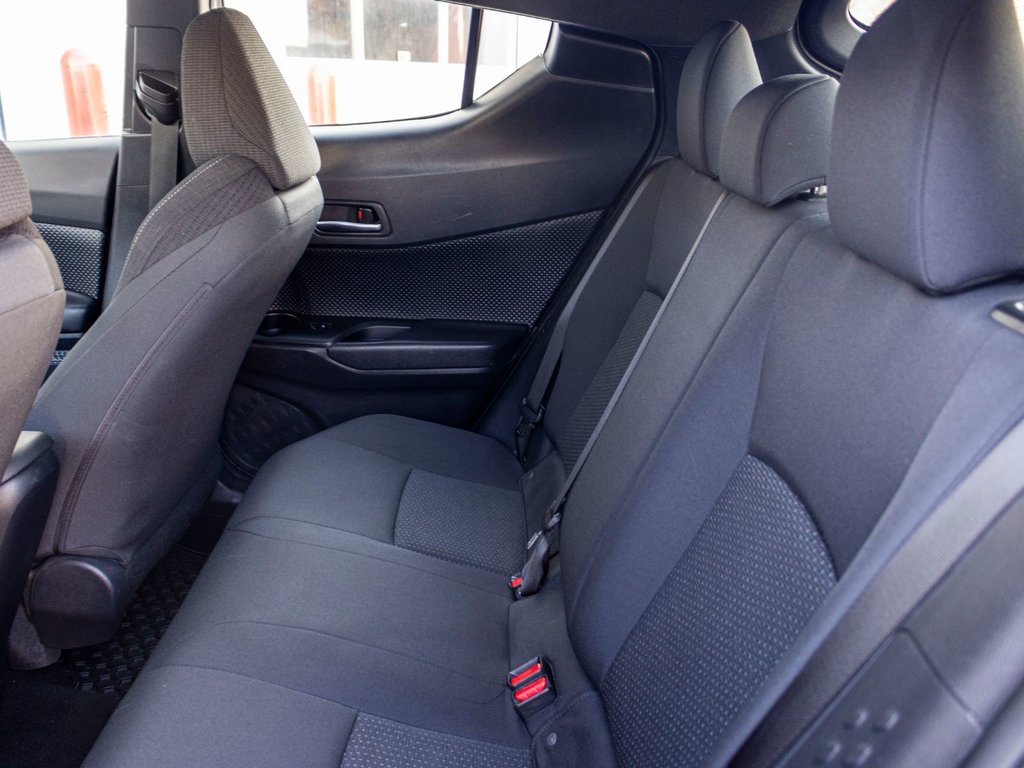 2019 Toyota C-HR LE **JAMAIS ACCIDENTÉ+CAMÉRA+CARPLAY** in Charlemagne, Quebec - 29 - w1024h768px