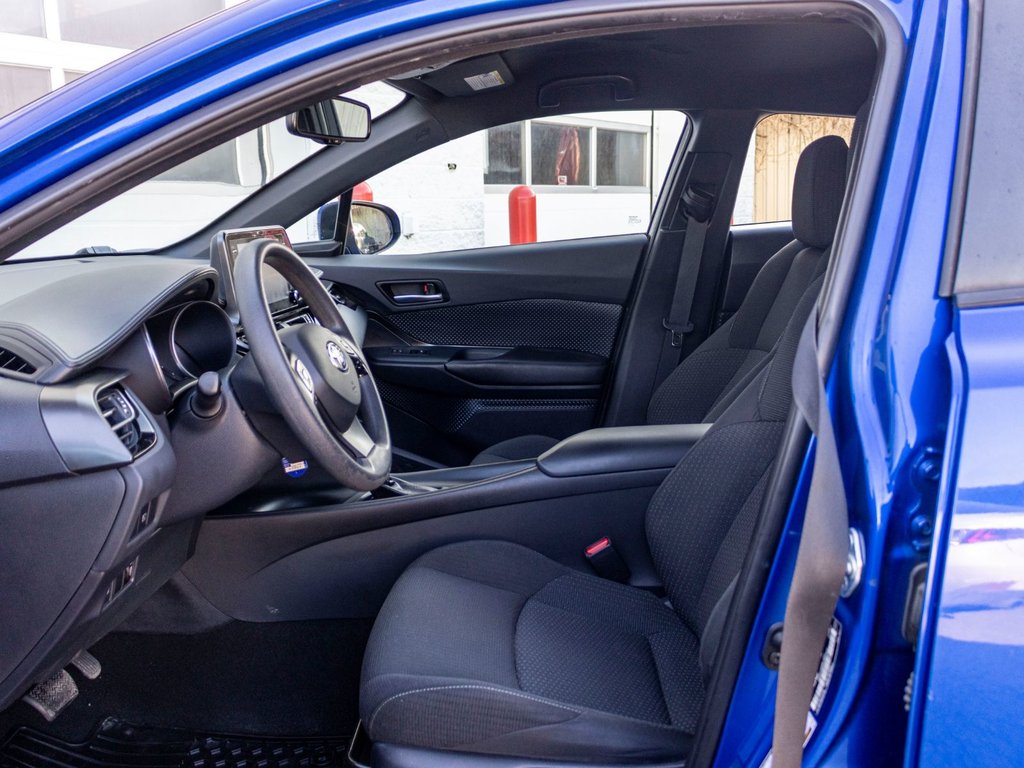 2019 Toyota C-HR LE **JAMAIS ACCIDENTÉ+CAMÉRA+CARPLAY** in Charlemagne, Quebec - 24 - w1024h768px