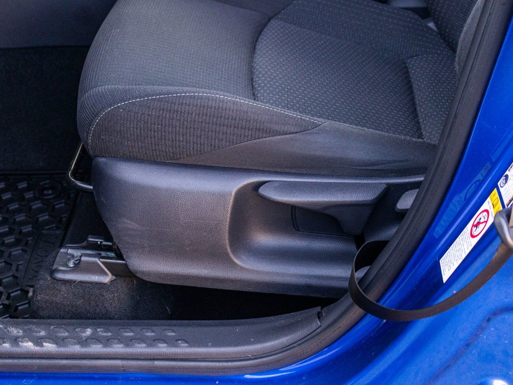 2019 Toyota C-HR LE **JAMAIS ACCIDENTÉ+CAMÉRA+CARPLAY** in Charlemagne, Quebec - 25 - w1024h768px