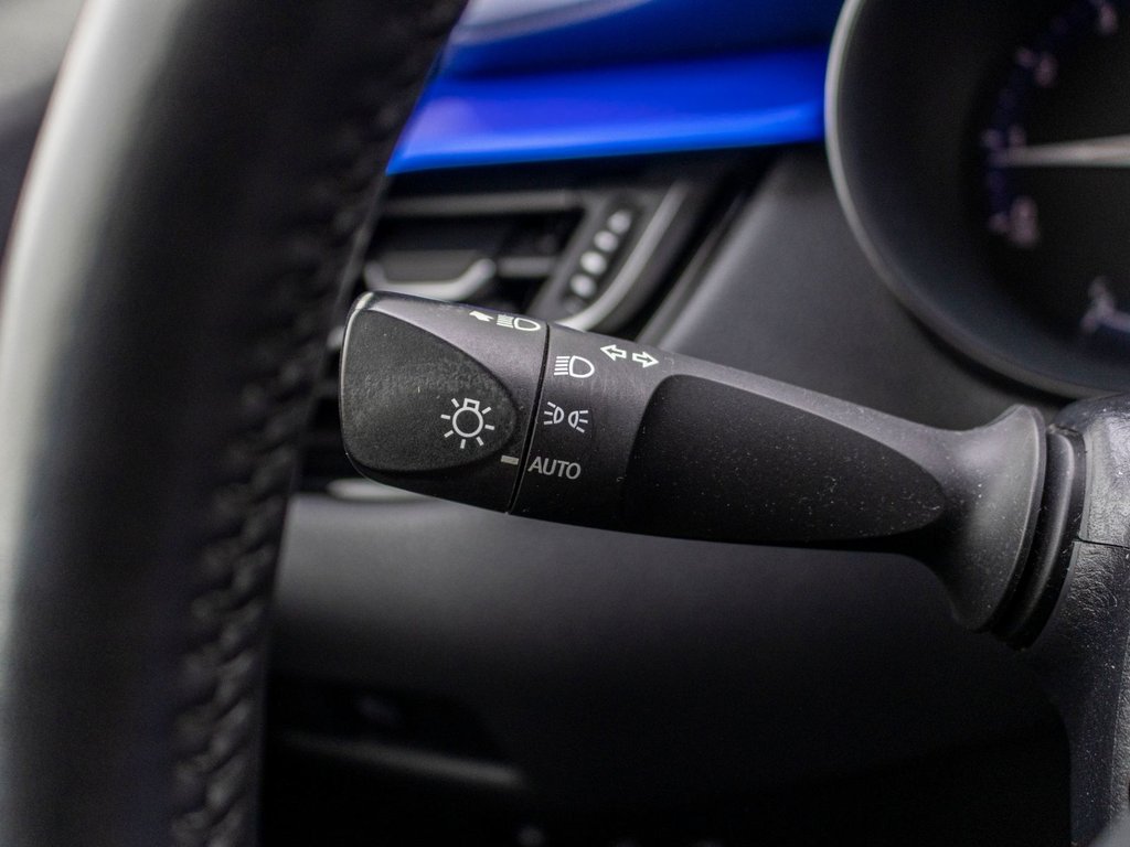 2021 Toyota C-HR XLE Premium in Charlemagne, Quebec - 19 - w1024h768px