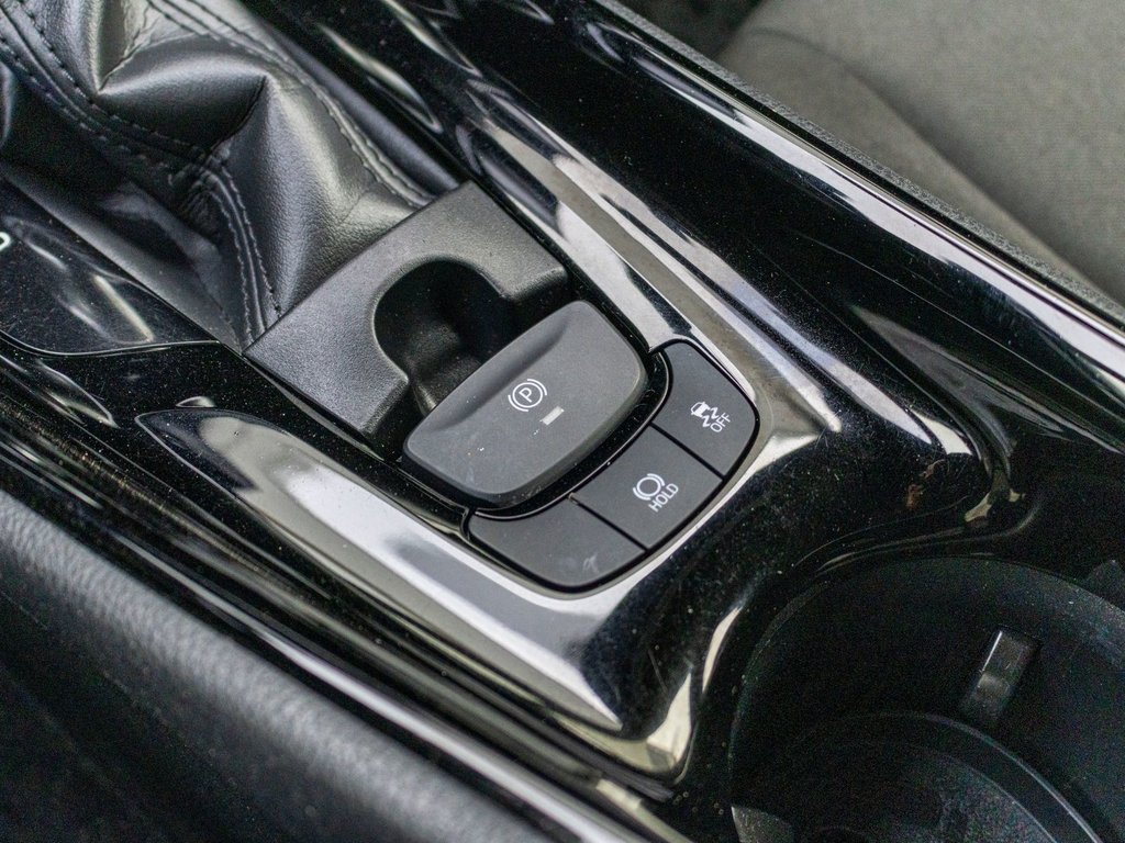 2021 Toyota C-HR XLE Premium in Charlemagne, Quebec - 16 - w1024h768px