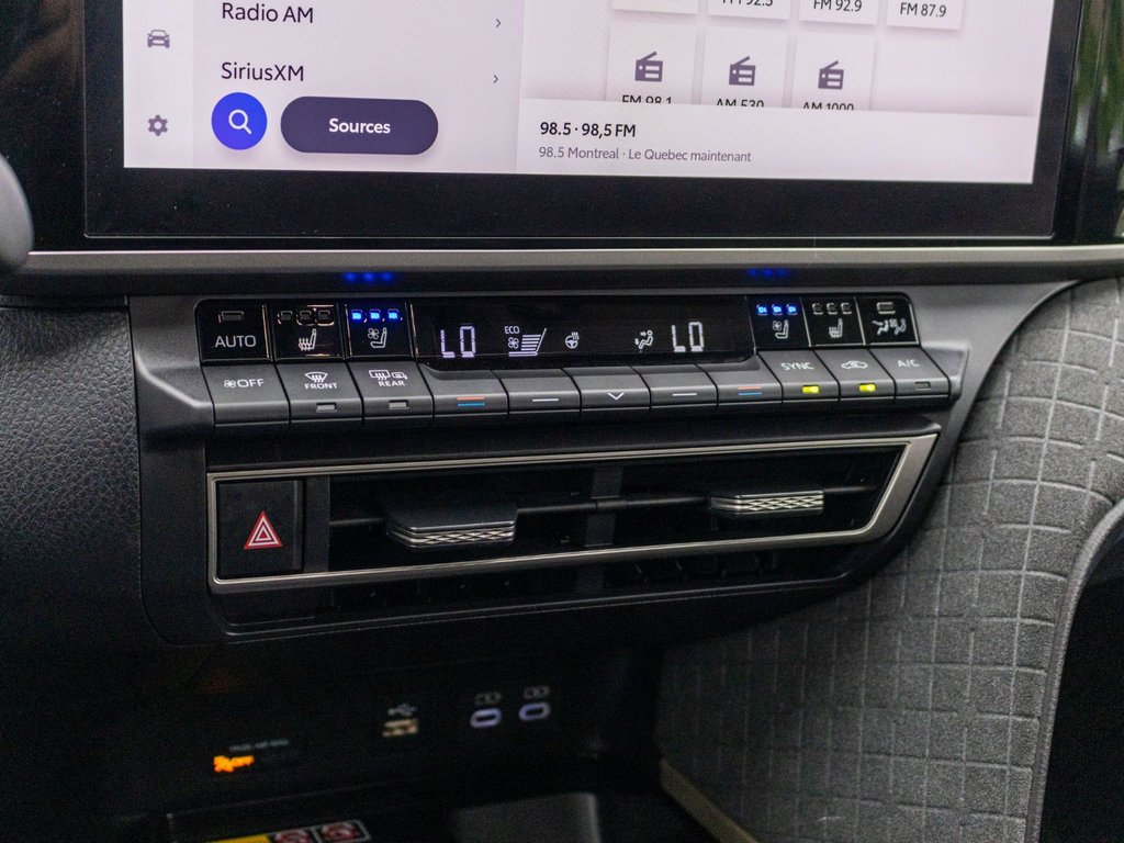 2025 Toyota Camry Hybrid XLE AWD in Charlemagne, Quebec - 14 - w1024h768px