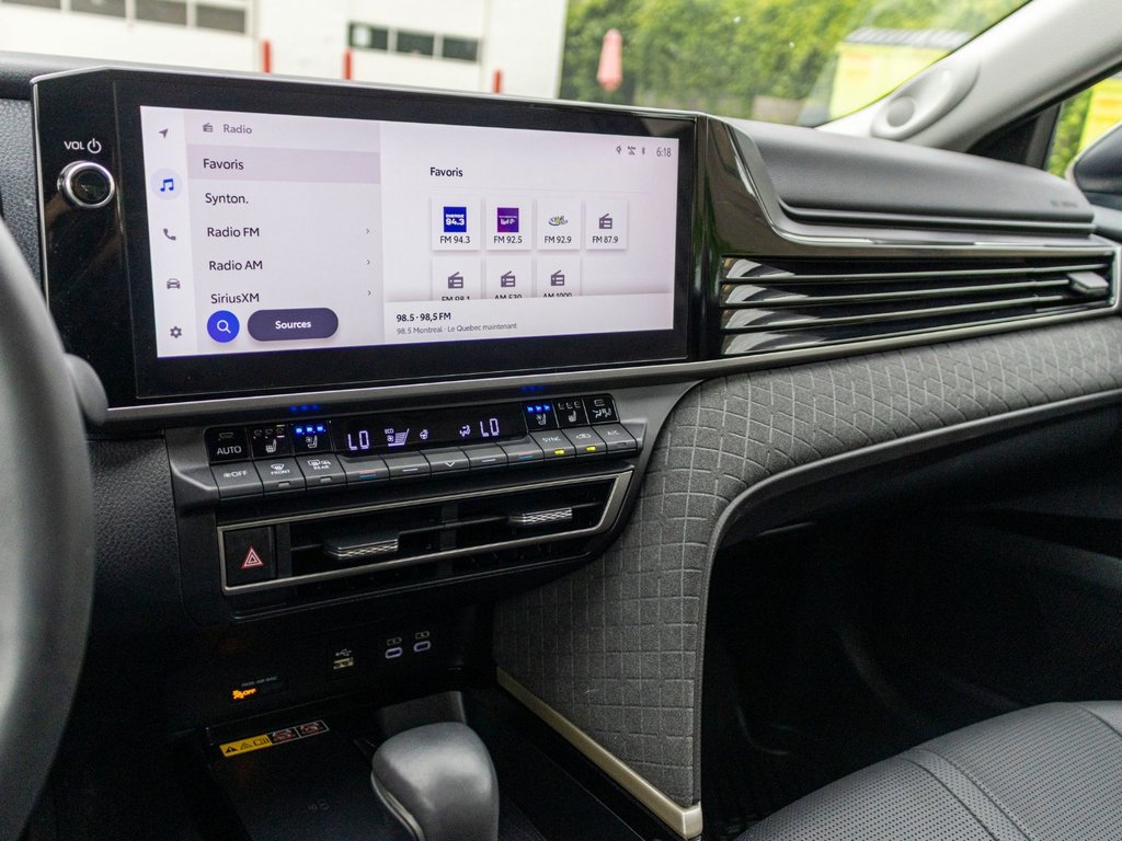 2025 Toyota Camry Hybrid XLE AWD in Charlemagne, Quebec - 13 - w1024h768px