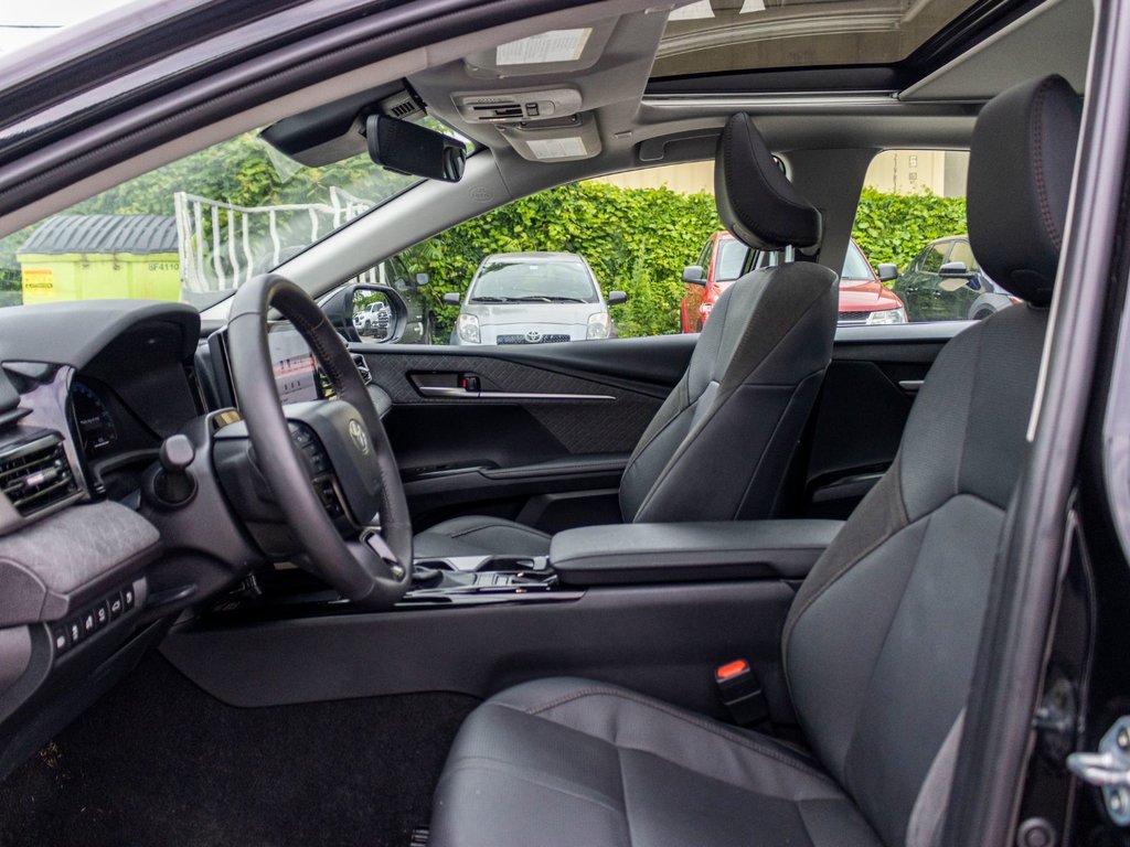 2025 Toyota Camry Hybrid XLE AWD in Charlemagne, Quebec - 25 - w1024h768px