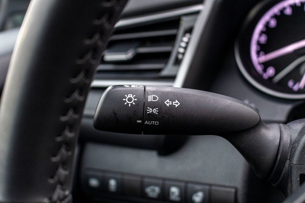 Toyota Camry SE AWD **CUIR+CARPLAY+CAMÉRA+MAG** 2023 à Saint-Jérôme, Québec - 18 - w1024h768px