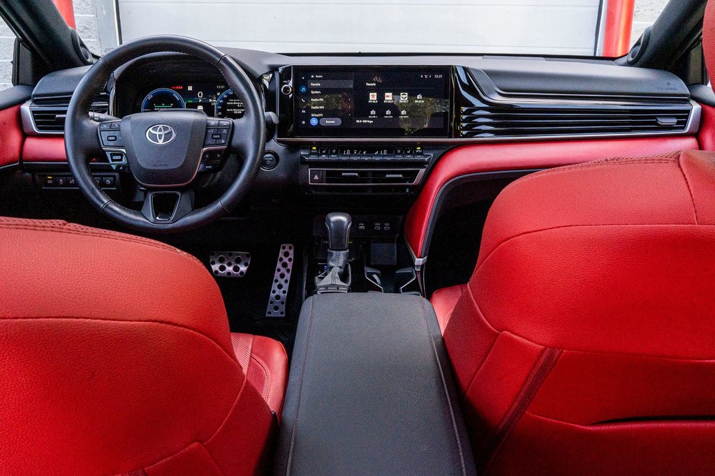 Toyota Camry Hybride XSE **CUIR ROUGE+TOIT PANO+19PO+JBL+CAMÉRA 360** 2025 à Charlemagne, Québec - 19 - w1024h768px