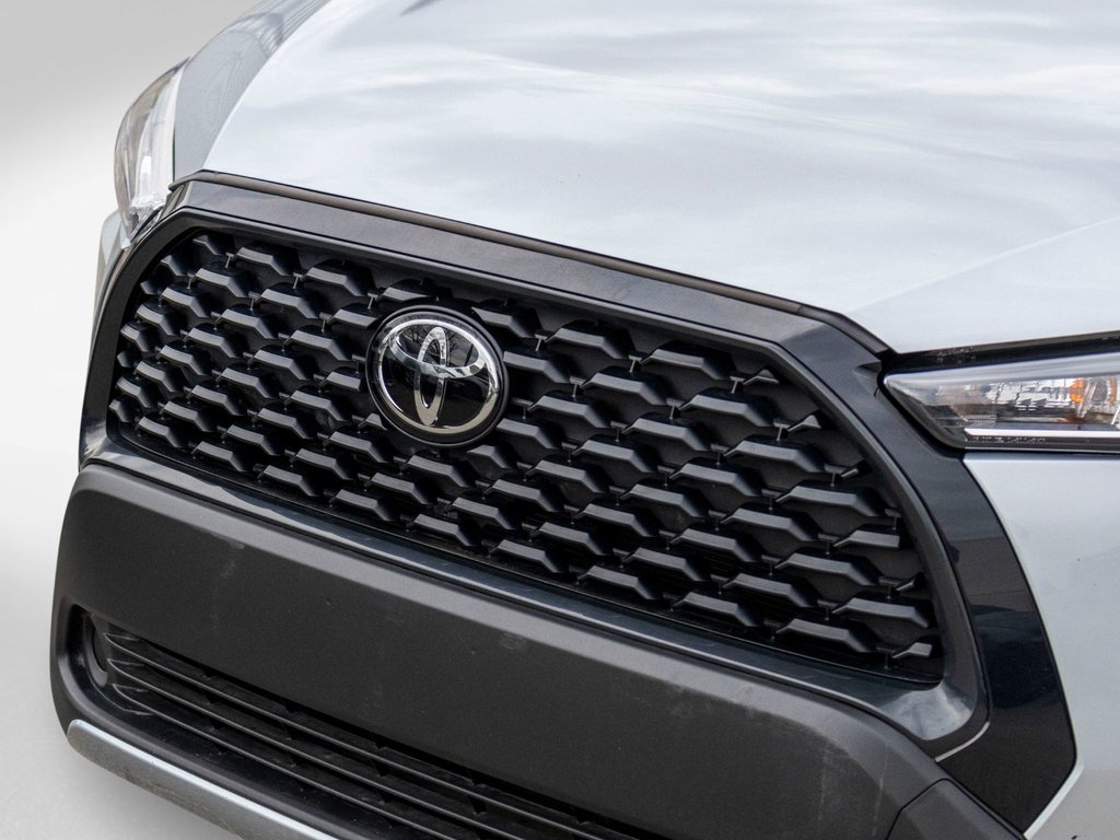 2023 Toyota Corolla Cross LE in Charlemagne, Quebec - 34 - w1024h768px
