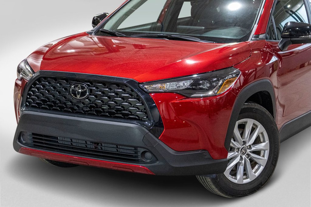 2025 Toyota Corolla Cross LE in Charlemagne, Quebec - 33 - w1024h768px