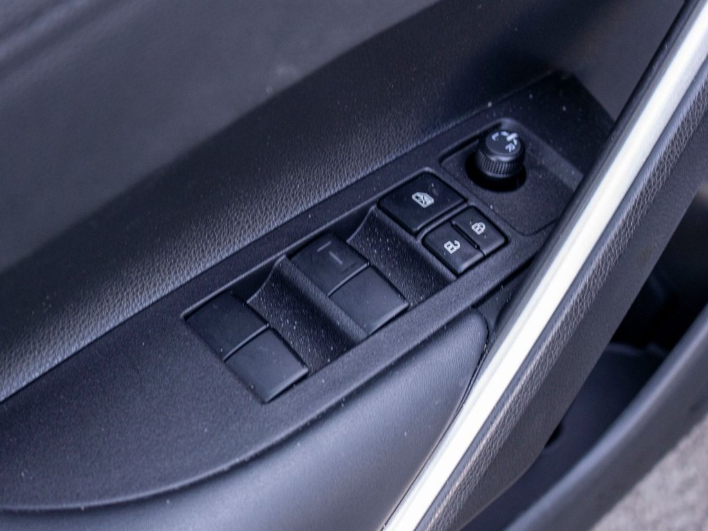 2026 Toyota Corolla Cross XLE AWD **JAMAIS ACCIDENTÉ+TOIT+CUIR+18PO** in Saint-Jérôme, Quebec - 27 - w1024h768px
