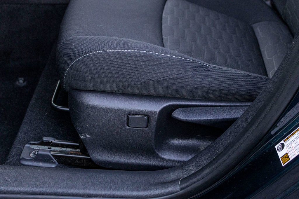 2022 Toyota Corolla Hatchback SE **JAMAIS ACCIDENTÉ+SIÈGES CHAUFFANTS+CAMÉRA** in Charlemagne, Quebec - 25 - w1024h768px