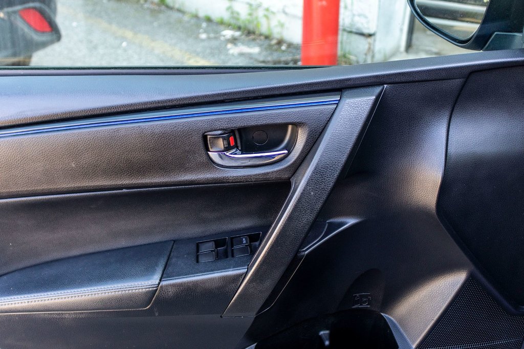 2018 Toyota Corolla XSE **CUIR+TOIT+MAG+SIÈGES ET VOLANT CHAUFFANTS** in Charlemagne, Quebec - 28 - w1024h768px