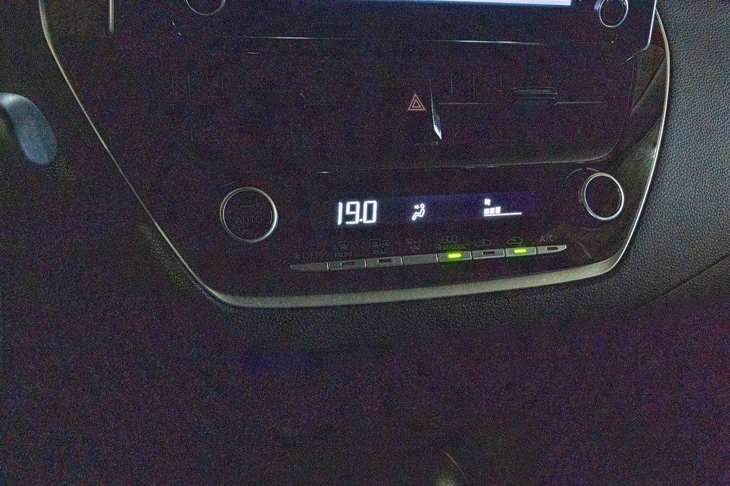 2020 Toyota Corolla LE **CAMÉRA+CARPLAY+SIÈGES CHAUFFANTS** in Charlemagne, Quebec - 14 - w1024h768px