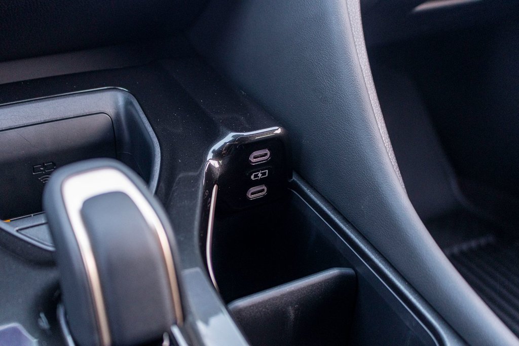 2025 Toyota Crown Signia Limited in Charlemagne, Quebec - 16 - w1024h768px