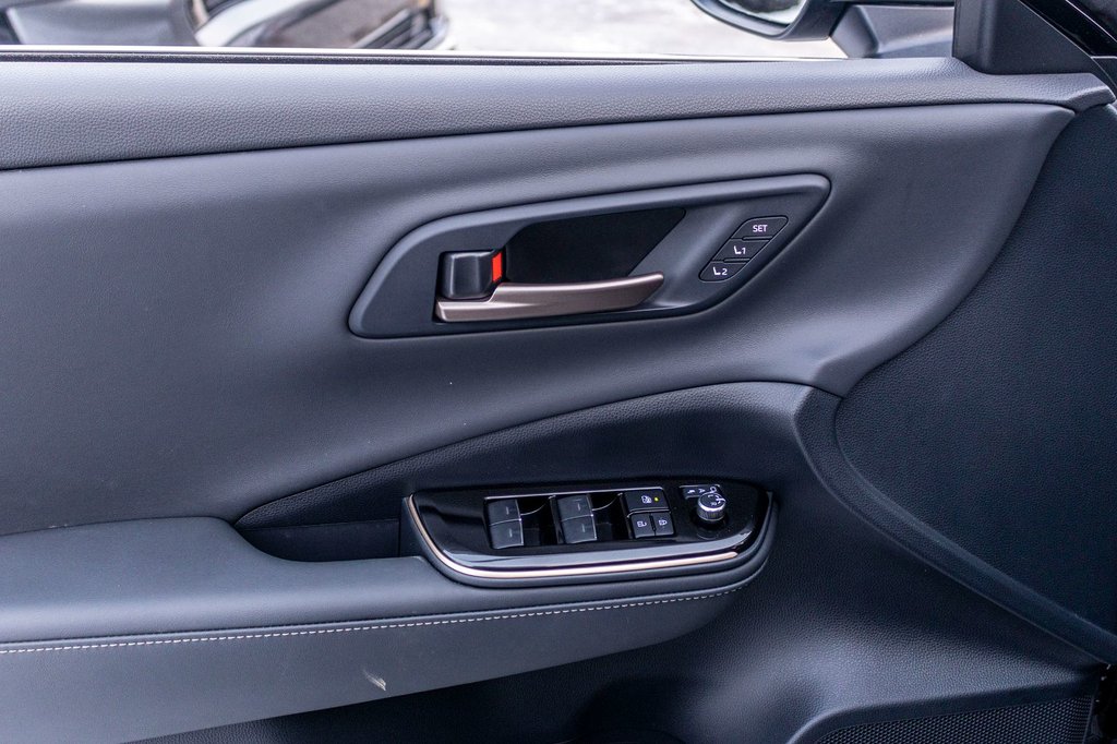 2025 Toyota Crown Signia Limited in Charlemagne, Quebec - 27 - w1024h768px