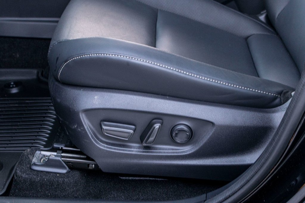 2025 Toyota Crown Signia Limited in Charlemagne, Quebec - 25 - w1024h768px