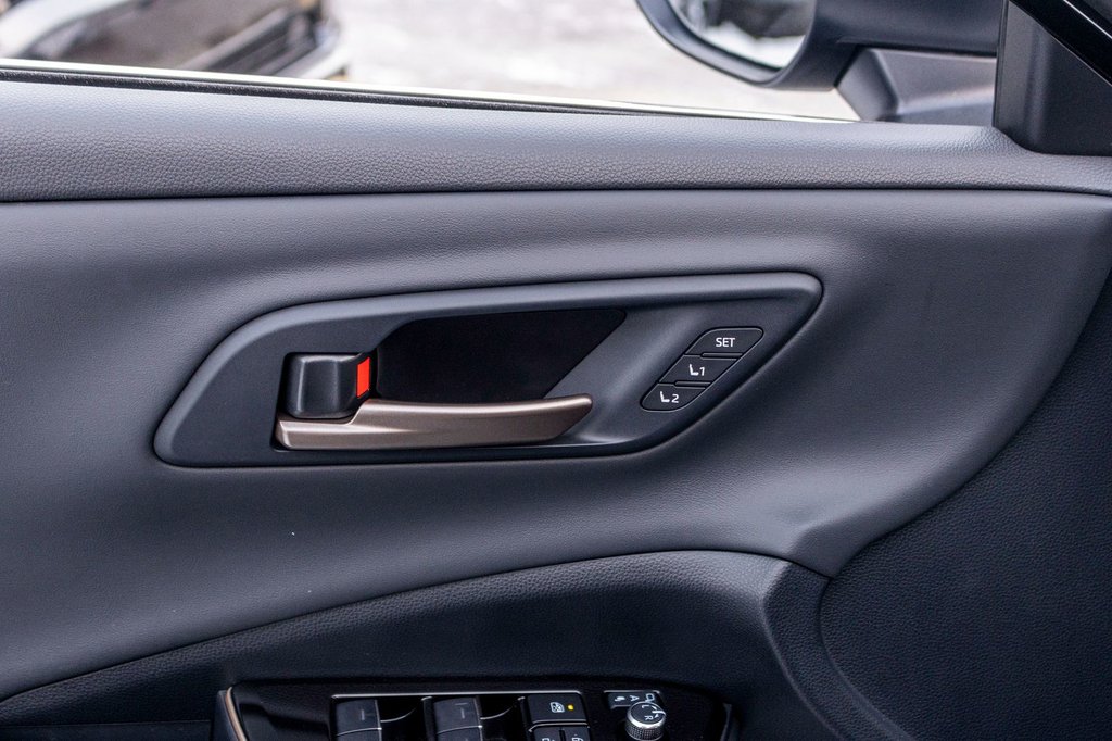 2025 Toyota Crown Signia Limited in Charlemagne, Quebec - 28 - w1024h768px