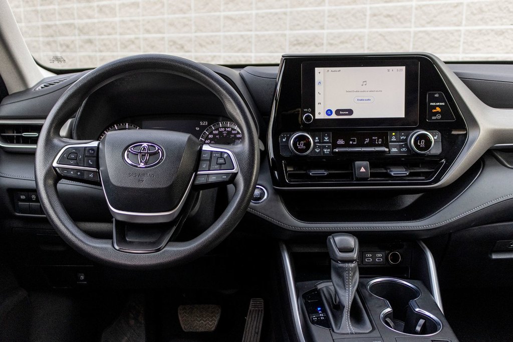 2023 Toyota Highlander LE AWD **8 PASSAGERS+SIÈGES CHAUFFANTS+MAG+CAMÉRA* in Charlemagne, Quebec - 8 - w1024h768px