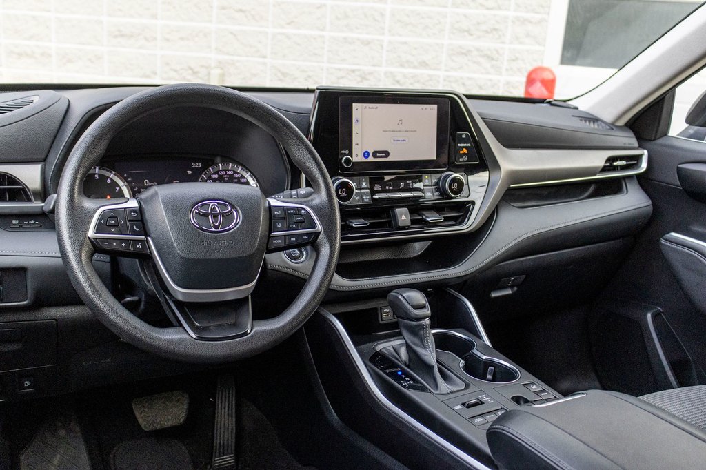 2023 Toyota Highlander LE AWD **8 PASSAGERS+SIÈGES CHAUFFANTS+MAG+CAMÉRA* in Charlemagne, Quebec - 7 - w1024h768px