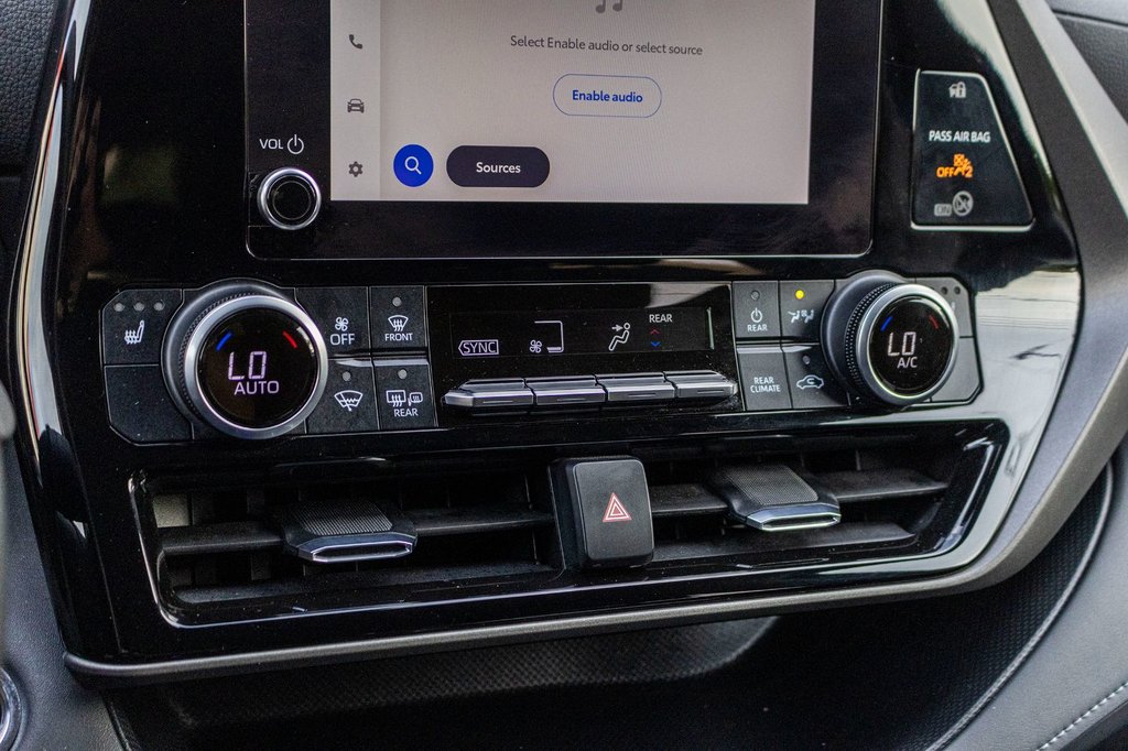 2023 Toyota Highlander LE AWD **8 PASSAGERS+SIÈGES CHAUFFANTS+MAG+CAMÉRA* in Charlemagne, Quebec - 14 - w1024h768px