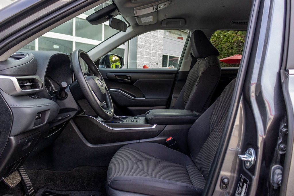 2023 Toyota Highlander LE AWD **8 PASSAGERS+SIÈGES CHAUFFANTS+MAG+CAMÉRA* in Charlemagne, Quebec - 26 - w1024h768px