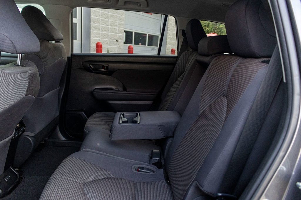 2023 Toyota Highlander LE AWD **8 PASSAGERS+SIÈGES CHAUFFANTS+MAG+CAMÉRA* in Charlemagne, Quebec - 31 - w1024h768px