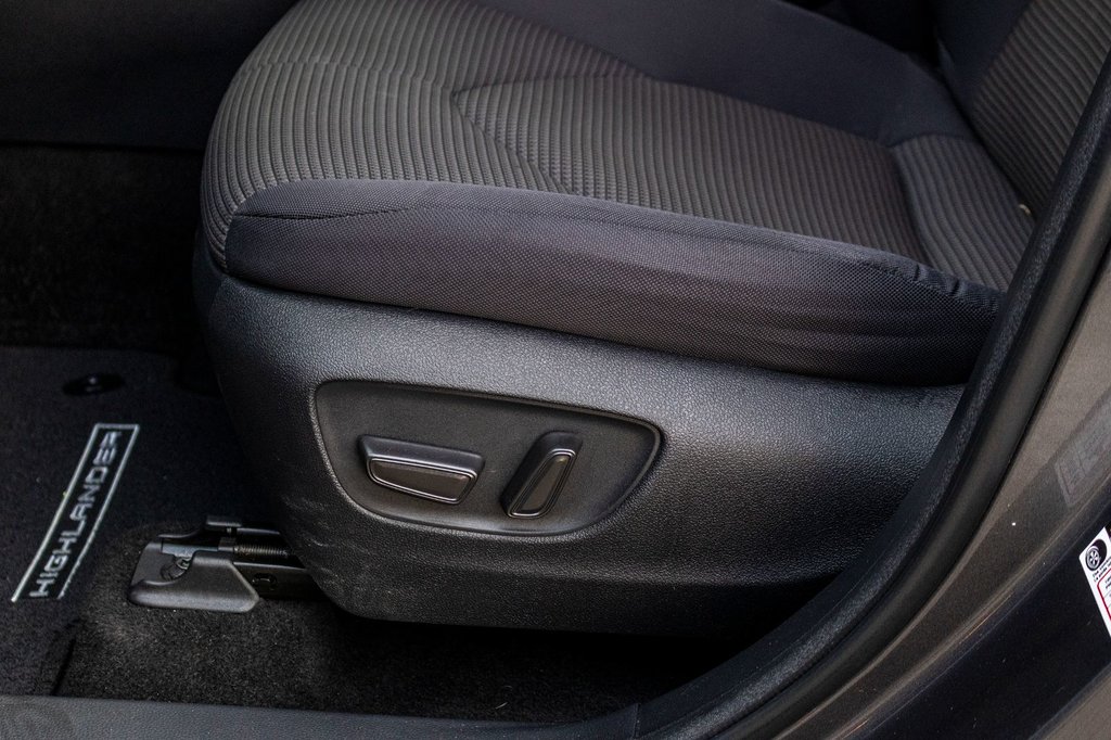 2023 Toyota Highlander LE AWD **8 PASSAGERS+SIÈGES CHAUFFANTS+MAG+CAMÉRA* in Charlemagne, Quebec - 27 - w1024h768px