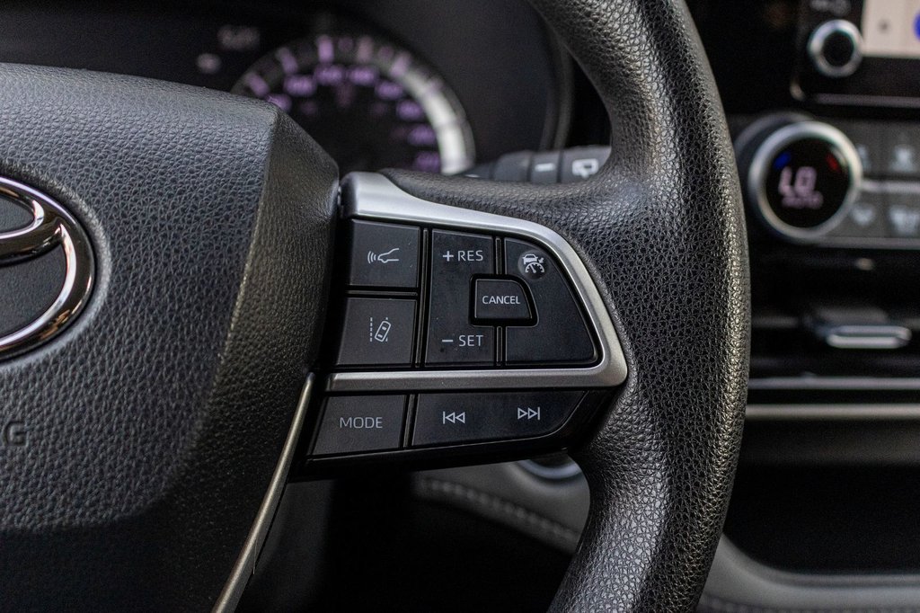 2023 Toyota Highlander LE AWD **8 PASSAGERS+SIÈGES CHAUFFANTS+MAG+CAMÉRA* in Charlemagne, Quebec - 12 - w1024h768px