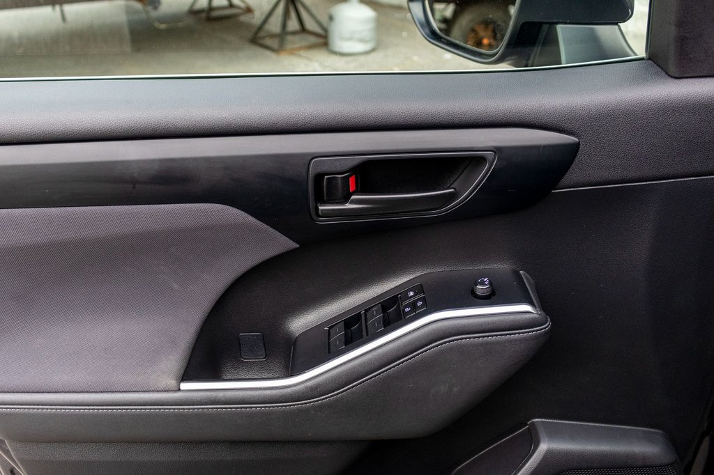 2023 Toyota Highlander LE AWD **8 PASSAGERS+SIÈGES CHAUFFANTS+MAG+CAMÉRA* in Charlemagne, Quebec - 29 - w1024h768px