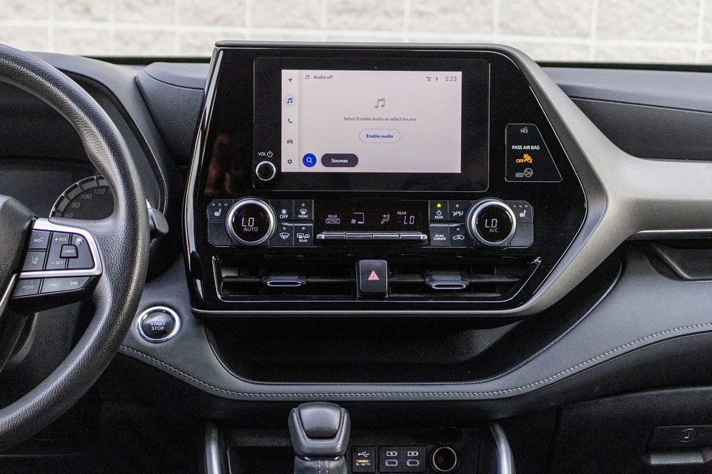 2023 Toyota Highlander LE AWD **8 PASSAGERS+SIÈGES CHAUFFANTS+MAG+CAMÉRA* in Charlemagne, Quebec - 9 - w1024h768px