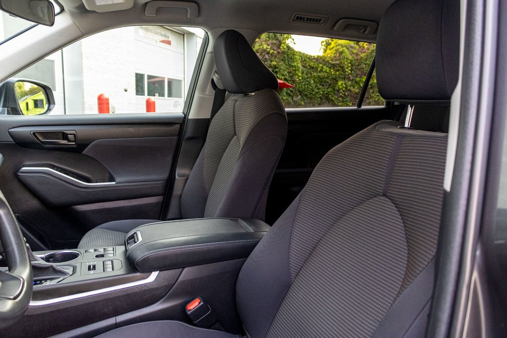 2023 Toyota Highlander LE AWD **8 PASSAGERS+SIÈGES CHAUFFANTS+MAG+CAMÉRA* in Charlemagne, Quebec - 28 - w1024h768px