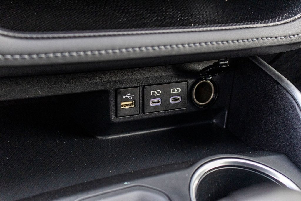 2023 Toyota Highlander LE AWD **8 PASSAGERS+SIÈGES CHAUFFANTS+MAG+CAMÉRA* in Charlemagne, Quebec - 19 - w1024h768px