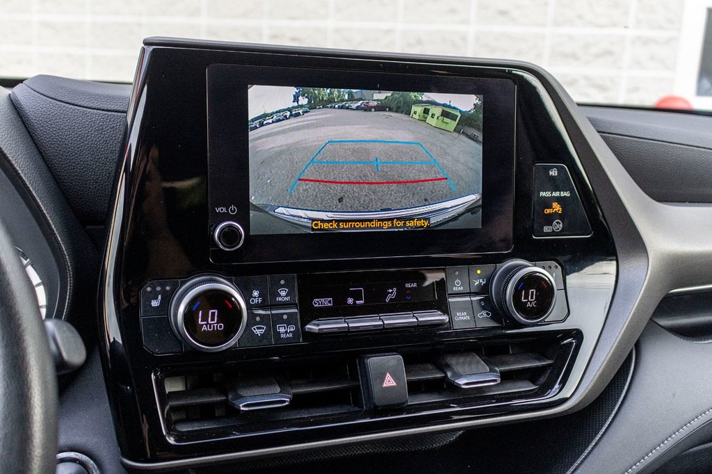 2023 Toyota Highlander LE AWD **8 PASSAGERS+SIÈGES CHAUFFANTS+MAG+CAMÉRA* in Charlemagne, Quebec - 18 - w1024h768px