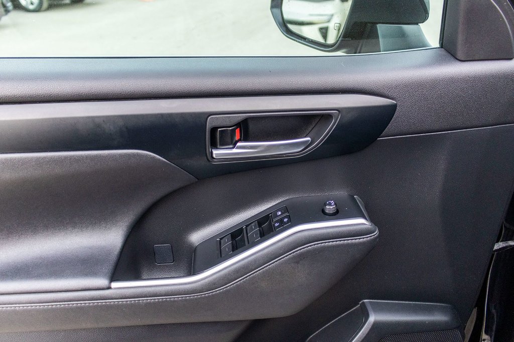 Toyota Highlander XLE AWD **JAMAIS ACCIDENTÉ+CUIR+TOIT+8 PASSAGERS** 2023 à Charlemagne, Québec - 30 - w1024h768px