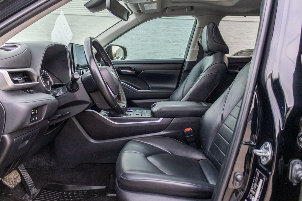 Toyota Highlander XLE AWD **JAMAIS ACCIDENTÉ+CUIR+TOIT+8 PASSAGERS** 2023 à Charlemagne, Québec - 25 - w1024h768px