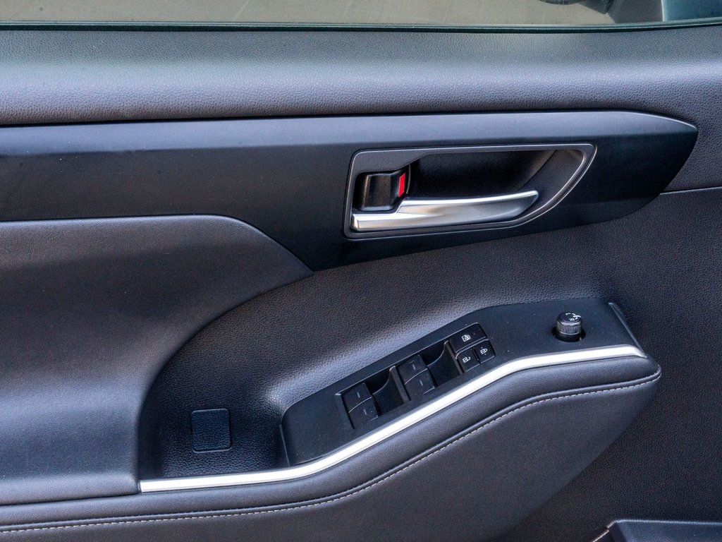 2024 Toyota Highlander Hybride XLE NIGHTSHADE **CUIR+TOIT+MAG NOIR+CARPLAY** in Charlemagne, Quebec - 23 - w1024h768px