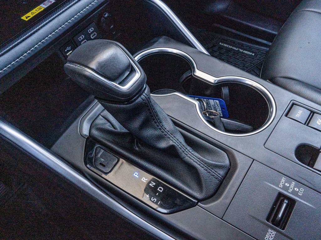 2024 Toyota Highlander Hybride XLE NIGHTSHADE **CUIR+TOIT+MAG NOIR+CARPLAY** in Charlemagne, Quebec - 13 - w1024h768px
